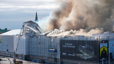 Снимка: Пожар погълна Старата фондова борса в Копенхаген (ВИДЕО, СНИМКИ)