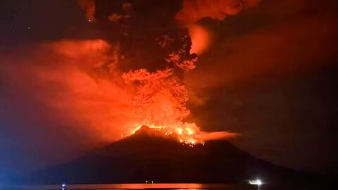 Снимка: Вулкан изригна в Индонезия, има пострадали (ВИДЕО И СНИМКИ)