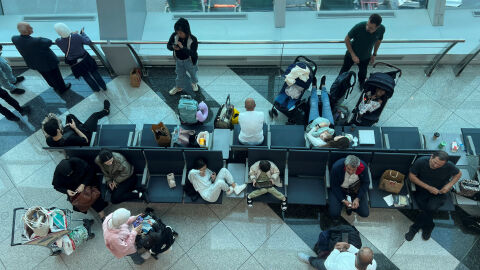 Снимка: 120 българи са блокирани на летището в Дубай