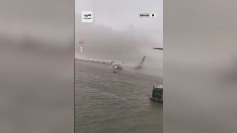 Снимка: Да приземяваш самолети във вода: Дъждовете в Дубай превръщат пистите в море (ВИДЕО)