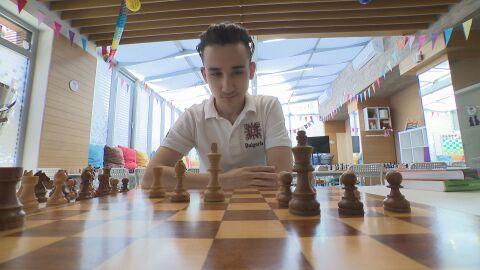 Снимка: Най-добрият млад състезал по шахмат у нас учи ходовете от дядо си, когато е на 5 г.