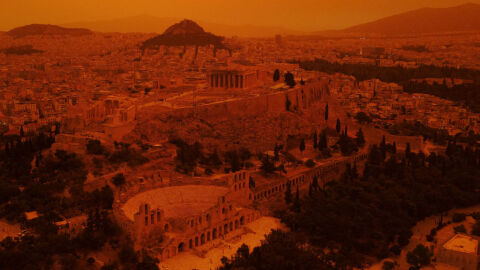 Снимка: Гърция под праха на Сахара: Как Атина заприлича на Марс (КАДРИ ОТ ДРОН, СНИМКИ)