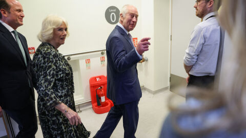 Снимка: „Радвате ли се, че се върнахте?“ - Чарлз III посети клиника за онкоболни в Лондон (ВИДЕО)