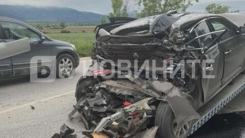 Снимка: Кмет и шофьорът му оцеляха по чудо в катастрофа край Пловдив (СНИМКИ)