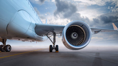 Снимка: Самолетен двигател засмука човек на летище (ВИДЕО)