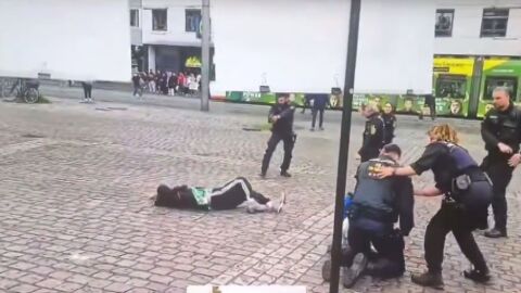 Снимка: Кадри от нападението с нож на митинг в Германия (ВИДЕО)