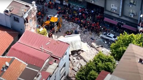 Снимка: Жилищен блок се срути в Истанбул, има загинал и ранени (ВИДЕО)