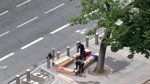 Снимка: Българин и още два души поставиха празни ковчези под Айфеловата кула (СНИМКИ)