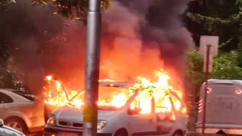 Снимка: Мълния удари кола във Велико Търново и я изгори до основи (СНИМКИ)