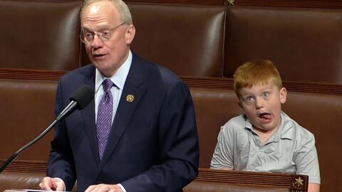 Снимка: Ново меме: Синът на конгресмен със смешни физиономии по време на реч (ВИДЕО)