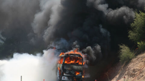 Снимка: Пълен автобус с деца се запали в Централна Сърбия