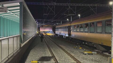 Снимка: Сблъсък между пътнически и товарен влак в Чехия, има жертви и много ранени (ВИДЕО+СНИМКИ)