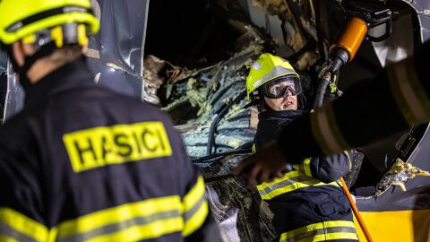 Снимка: Сблъсък между пътнически и товарен влак в Чехия, има жертви и много ранени (ВИДЕО+СНИМКИ)