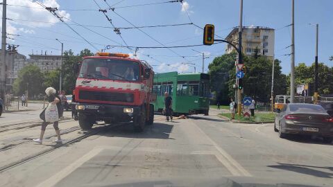 Снимка: Трамвай излезе извън релси в София, движението е спряно (СНИМКИ)