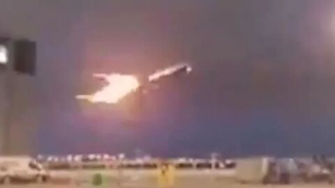 Снимка: Самолет с 389 пътници се запали във въздуха (ВИДЕО)