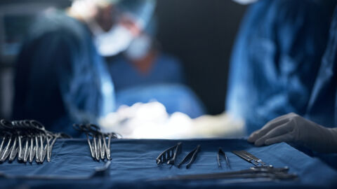 Снимка: Обвинения срещу клиника: Оперирала ли е тайно 13-годишната дъщеря на хирург?