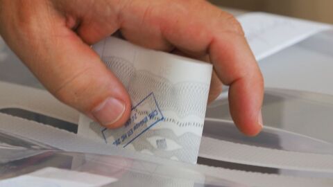 Снимка: Сигнал: Шеф на СИК в Нова Загора гласува вместо избиратели