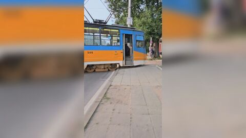 Снимка: Трамвай излезе от релсите и се качи на тротоар (ВИДЕО)