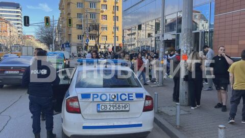 Снимка: Сигнал за бомба в столичен мол, евакуираха служители и клиенти (СНИМКИ)