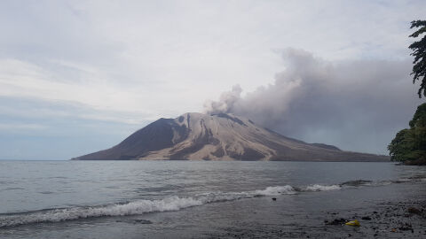 Снимка: „Изсипа се дъжд от камъни“: Евакуираха 12 000 души заради вулкан (ВИДЕО)