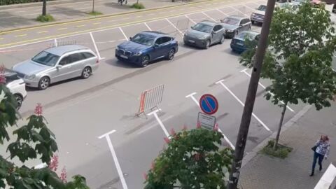 Снимка: „Ще бъде мазаляк“: Уроци по паркиране в социалните мрежи заради новата маркировка на бул. „Витоша“