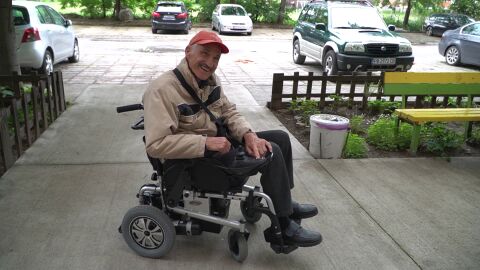 Снимка: „Не пих вода цял ден“: Защо болен мъж трябваше да измине 200 км, за да получи инвалидната си количка?