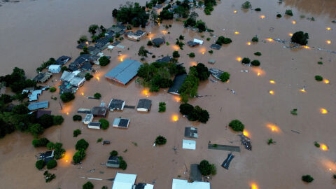 Снимка: Драматични наводнения в Бразилия, спасяват хора от покриви на сгради (СНИМКИ и ВИДЕО)