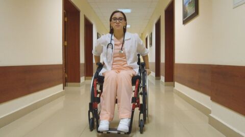 Снимка: „Никога не съм се питала "Защо на мен?": Д-р Дария Бояджиева остава в инвалидна количка, но вече лекува