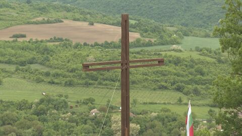 Снимка: В името на вярата: Издигнаха 6-метров кръст над село в Северозапада 
