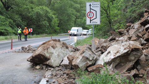Снимка: Скали паднаха върху пътя в Кресненското дефиле (СНИМКИ)