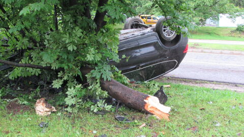 Снимка: Кола по таван след удар в пътен знак и дърво: 20-годишна румънка пострада при тежка катастрофа (СНИМКИ)