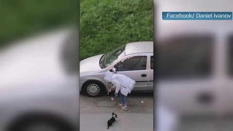 Снимка: Битка за паркомясто: Бясна съседка запечата кола с монтажна пяна в София (ВИДЕО)