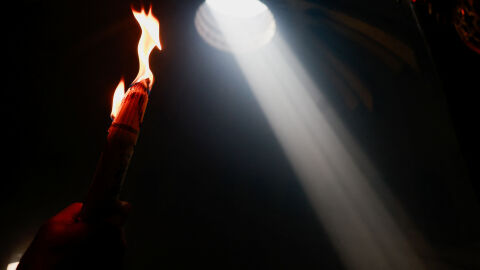 Снимка: Благодатният огън се спусна в храма над Божи гроб в Йерусалим (ВИДЕО И СНИМКИ)