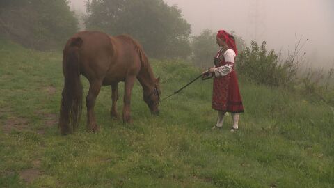 Снимка: Великденските традиции в Добринище: Защо младите мъже се надбягват с коне?