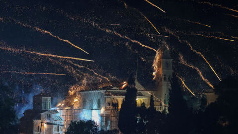 Снимка: Традиция на Великден: "Ракетна война" на гръцки остров (ВИДЕО И СНИМКИ)