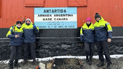 Снимка: 149 денонощия до Антарктида и обратно: Трима курсанти спасяват яхта в океана