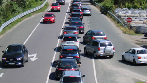 Снимка: Интензивен трафик: 10-километрови колони от автомобили преди магистрала "Струма" (СНИМКИ, ВИДЕО)