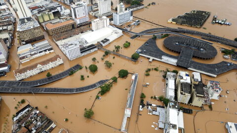 Снимка: Жертви, ранени, издирват се: Наводненията в Бразилия (САТЕЛИТНИ СНИМКИ ПРЕДИ И СЛЕД)