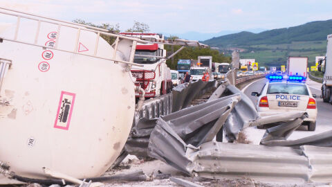 Снимка: Камион катастрофира и скъса мантинела на АМ „Тракия“ (ВИДЕО)