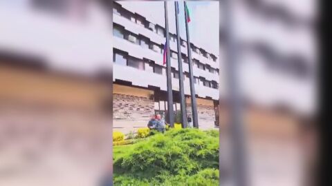 Снимка: Кметът на Дупница издигна руското знаме, местен политик се опита да го свали