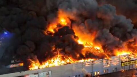 Снимка: "Не отваряйте прозорците": Мол с 1400 магазина изгоря почти напълно в Полша (СНИМКИ и ВИДЕО)