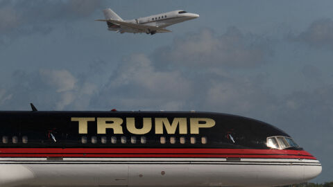Снимка: Частният „Боинг“ с позлатени елементи на Тръмп е ударил друг самолет