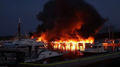 Снимка: Морето е в опасност: 30 яхти изгоряха на пристанище в Хърватия (СНИМКИ и ВИДЕО)