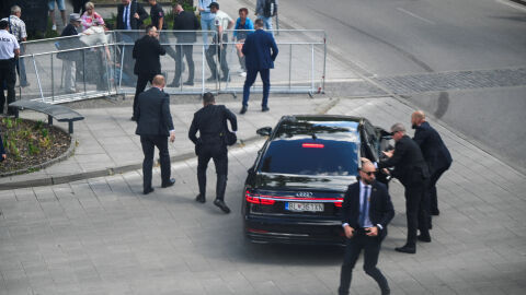 Снимка: Стреляха по словашкия премиер Роберт Фицо, ранен е (СНИМКИ и ВИДЕО)