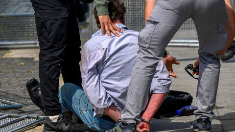 Снимка: "Исках само да го раня": Доживотен затвор грози нападателя на Роберт Фицо (ВИДЕО)