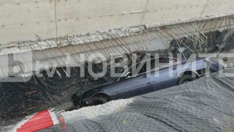 Снимка: Тежък инцидент: Шофьор блъсна пешеходец и двамата паднаха в изкоп на строеж (СНИМКИ)