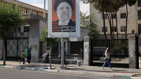 Снимка: Погребват иранския президент Ебрахим Раиси във вторник