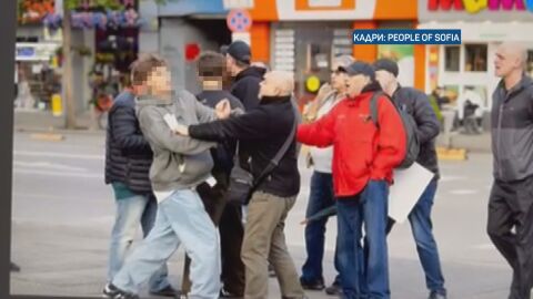 Снимка: Скандал и юмруци между протестиращи и тийнейджъри в София (ВИДЕО и СНИМКИ)