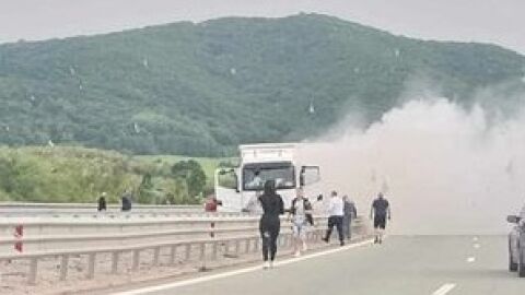 Снимка: Камион с боеприпаси самокатастрофира на АМ „Струма“