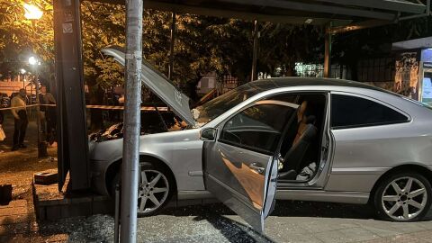 Снимка: 20-годишен шофьор се заби в спирка във Варна и помете четирима души (СНИМКИ)